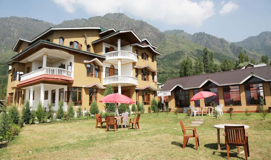 A Blissful Vacation In The Hills Under ₹2000 in this Resort of Srinagar