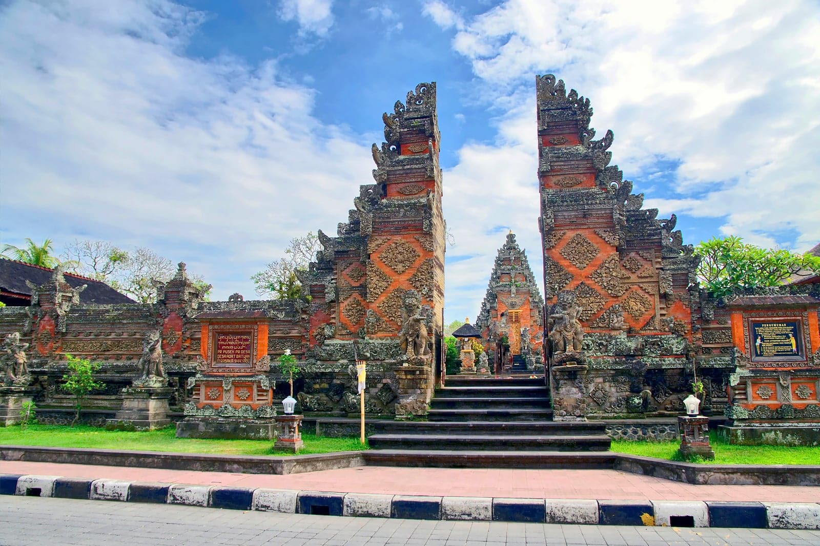 bali tanah lot temple Garuda wisnu kencana