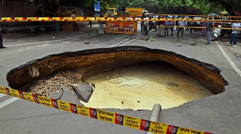 In Delhi’s Janakpuri Area, There is a Huge Hole in The Middle of The Road