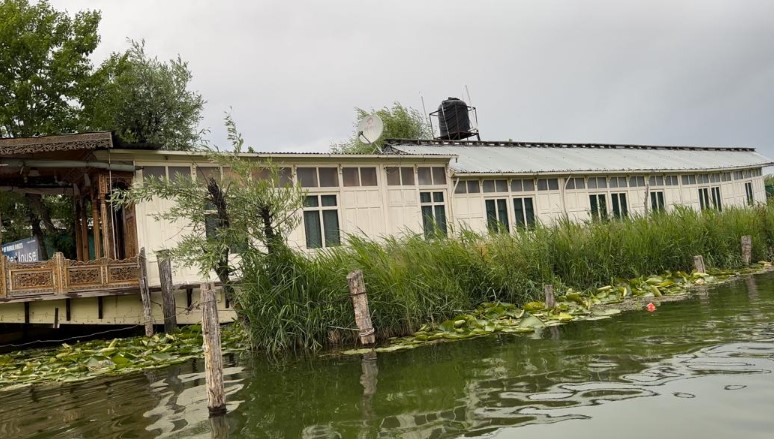 houseboat on dal lake