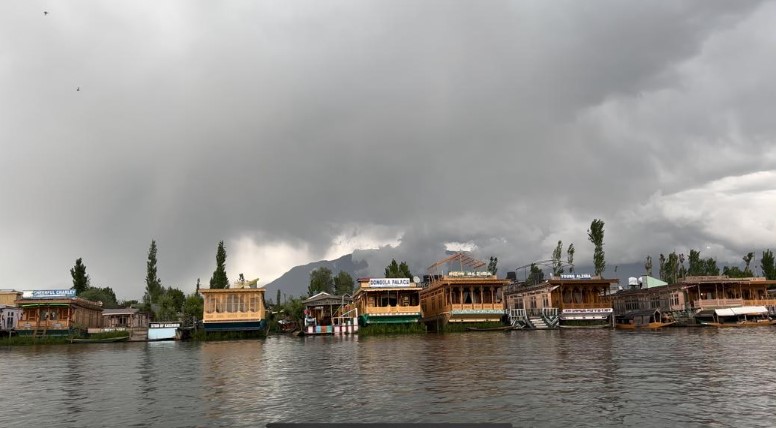 houseboat on dal lake