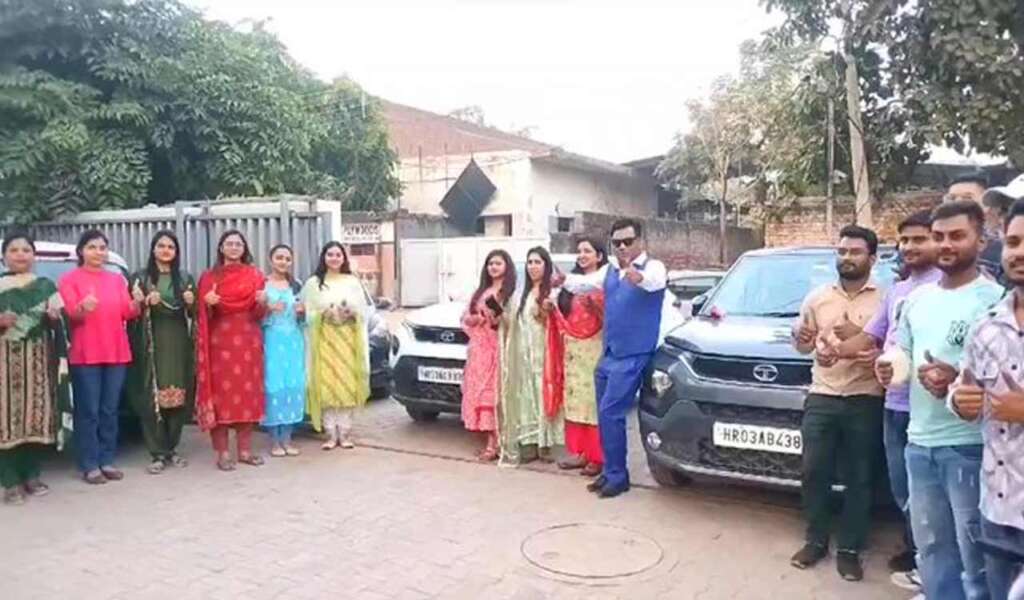 Haryana Pharma Company Gives Cars To Its Employees On Diwali and Honors Them As ‘Celebrities’